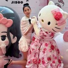 블랙핑크 지수, 강남이 들썩! 헬로키티와 찰떡 케미 리본 시스루 미니 드레스룩