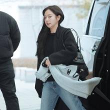 [패션엔 포토] 블랙핑크 제니, 춥다 추워! 레드 슈즈 포인트 꾸안꾸 블랙 코트 출국