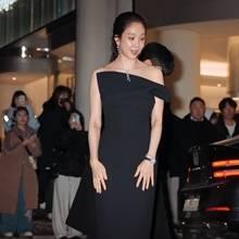 [패션엔 포토] 정려원, 사뿐사뿐 청담동 나들이! 우아한 원숄더 블랙 드레스룩