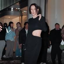 [패션엔 포토] 김나영, 재혼하고 예뻐진 비주얼! 뻥 뚫린 써클 컷아웃 블랙 드레스룩