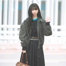 [패션엔 포토] 에스파 카리나, AI 같은 청순 비주얼...여성스러운 스쿨룩 밀라노 출국