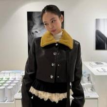 [그 옷 어디꺼] 블랙핑크 제니, 전 세계가 난리 어느덧 서른! 팬사랑 전한 예쁜 크롭 레더 재킷 어디꺼?