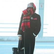 [패션엔 포토] 지드래곤, 강추위 맞선 꽁꽁 패션! 레드 체크 머플러로 감싼 클래식 코트룩