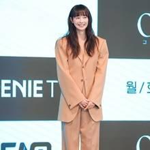 [패션엔 포토] 이나영, 3년만에 드라마 복귀! 변함없는 꽂미모 핑크 수트 변호사룩