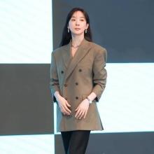 [패션엔 포토] 이청아, 변호사룩 끝판왕! 단아한 모던 클래식 더블 버튼 슈트룩