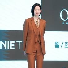 [패션엔 포토] 정은채, 칼단발 변신! 정교한 테일러링 쓰리피스 수트 변호사룩