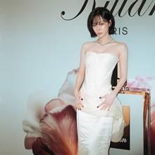 [패션엔 포토] 에스파 윈터, 순백의 겨울 요정! 팬들 사로잡은 오프숄더 화이트 드레스룩