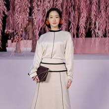 김고은, 샤넬 오뜨꾸띄르의 잇걸! 우아함과 장인정신이 깃든 여성스러운 투피스룩