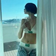 나나, 오늘은 힐링 타임! 바닷가에 쿨하게 즐겼다 다 던지고 떠난 쿨한 여행룩