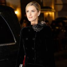 니키 힐튼, 친언니 패리스 힐튼과 닮은 듯 다른 럭셔리 벨벳 투피스 드레스룩