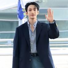 세븐틴 도겸, 블레이저와 데님 팬츠 굿조합! 클래식한 겨울 남친룩 호주 출국