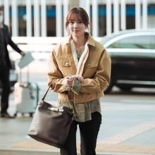 [패션엔 포토] 채수빈, 체크 위에 블루종 재킷! 공항 밝힌 청순 러블리 봄 레이어드룩 