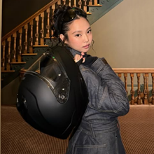 블랙핑크 제니, 데님 점프슈트 위에 패딩 케이프 코트룩...월드클래스 꾸띄르 패딩룩