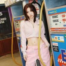 트와이스 모모, 일상이 더 예쁜 트랙슈트! 데님과 만난 에너제틱 애슬레저룩