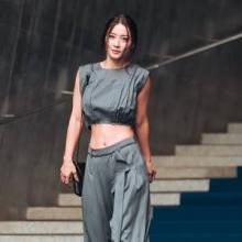 [패션엔 포토] 황보, DDP가 깜짝! 계절 앞서간 워너비 스타 탄탄 복근 투피스룩