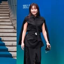 [패션엔 포토] 현영, 한층 더 예뻐진 비주얼! 실험적인 블랙 투피스 패션위크룩