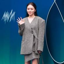 [패션엔 포토] 이소정, 꼬리 달린 쇼츠! 어깨 넓은 오버핏 귀여운 하의실종 슈트룩 