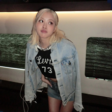 블랙핑크 로제, 슈퍼볼 경기 관람 청청 데님룩...세계 1위 유튜버와 어깨 나란히