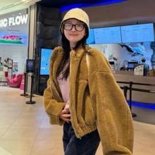 류이서, 얼굴선 살린 뿔테 안경과 버킷햇! 더 어려 보이는 플리스 집업 재킷 데이트룩