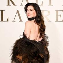 앤해서웨이, 글로벌 패션 아이콘의 우아한 백리스 뒤태미! 블랙 홀터넥 드레스룩