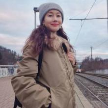 ‘체코댁’ 김지수, 비니 쓰니 더 청순! 프라하 시내 누빈 퍼 트리밍 패딩 점퍼룩