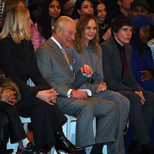 런던 패션위크에 뜬 영국 찰스 국왕...스텔라 맥카트니와 신예 디자이너 패션쇼 관람