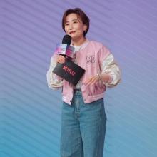 [패션엔 포토] 박경림, 핑크도 찰떡! 풋풋한 여친 분위기 드러낸 핑크 바시티 재킷 MC룩