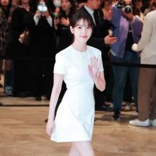 [패션엔 포토] 아이유, 옷차림은 벌써 여름! 사뿐사뿐 로맨틱한 화이트 리틀 원피스룩