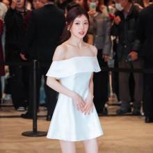 [패션엔 포토] 아일릿 모카, 강남 올킬! 말라도 너무 마른 오프숄더 미니 드레스룩