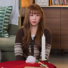 [그 옷 어디꺼] ‘하츠투하츠’ 예온, 지금 딱! 간편하게 걸친 예쁜 니트 카디건 어디꺼?