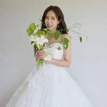 신지, 드디어 드레스 입었다! 결혼 앞둔 5월의 신부 셀레는 웨딩 드레스룩