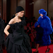 [종합] 런웨이 점령한 페이크 퍼! 2026 F/W 밀라노 패션위크 트렌드 키워드 7