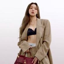 이성경, 로맨틱 젠더리스! 자연스럽게 어우러진 젠더리스의 미학 워드로브 봄 페미닌룩