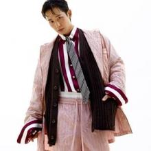 정해인, 파자마야 슈트야? 침실을 넘어 일상 속으로 도시 멋남 스트라이프 슈트룩