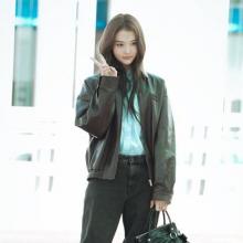 [패션엔 포토] 미야오 엘라, 가죽 재킷을 입어도 인형 미모! 청량 셔츠에 레더 재킷 파리 출국