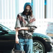 [패션엔 포토] 전지현, 꽁꽁 가려도 잇걸! 유틸리티 후드 봄버 재킷과 청바지 조합 파리 출국