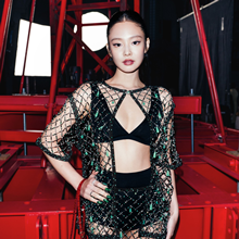 블랙핑크 제니, 숨막히는 파격 시스루! 샤넬쇼 홀린 치명적인 그물망 드레스룩