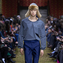 TXT 연준, 파리 패션위크 런웨이 깜짝 데뷔! 유목민 털모자 쓰고 당당한 워킹