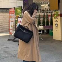 신혜선, 봄 분위기 잡았다! 현실 여친 같은 내추럴 루즈 핏 트렌치코트룩