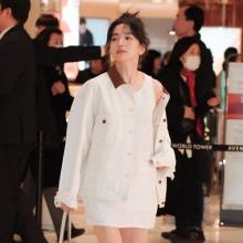 [패션엔 포토] 김태리, 봄 옷으로 갈아입은 청초미! 화이트 미니 톤온톤 나들이룩