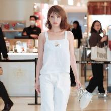 [패션엔 포토] 전소미, 벌써 여름 온 듯! 민소매에 루즈 핏 팬츠 청량한 올 화이트룩