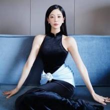 클라라, 대륙을 홀린 머메이드 벨벳 여신 핏! 한 송이 꽃처럼 슬리브리스 드레스룩 