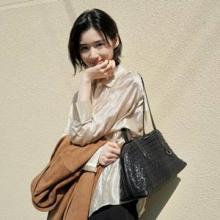 정은채, 외투 벗었다! 햇살 머금은 우아한 실키 블라우스 미니멀 봄 외출룩