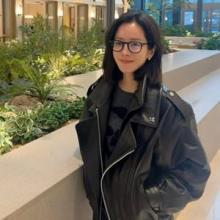 한지민, 손목까지 롤업! 10살 연하 남친 가죽 재킷 입었나? 오버핏 레더 외출룩 