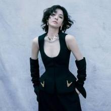 송혜교, 숏컷펌과 찰떡 파격의 아방가르드룩! 복근에 쇄골까지 홀터넥 백리스 페미닌룩