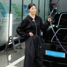 한지혜, 셀프 세차 룩도 예뻐! 와이드 팬츠와 크롭 후드 집업 올 블랙 워크웨어룩