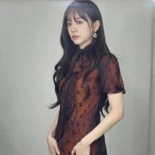 윤은혜, 더 깊어진 시스루빛 여성미! 우아한 레드 브라운 하이넥 리본 원피스룩