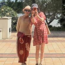 정려원, 호주에서 엄마와 훈훈한 데이트! 분위기 닮은 내추럴 시밀러 케미 데이트룩