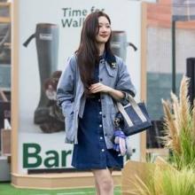 정채연, 상하이에서 뽐낸 청청의 찐 멋! ‘블루 온 블루’ 셔츠 원피스와 재킷 레이어드룩