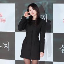 [패션엔 포토] 김혜윤, 단아한 슬림 핏 미니멀의 미학! 용산 사로잡은 블랙 미니 원피스룩